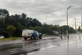 Casal fica ferido após carro aquaplanar e colidir contra poste na avenida Santos Dumont
