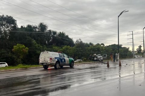 Casal fica ferido após carro aquaplanar e colidir contra poste na avenida Santos Dumont