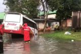 Rota do Distrito Industrial fica presa ao cair em buraco no bairro Armando Mendes