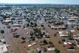 Em Canoas, moradores ilhados pedem comida e água a militares