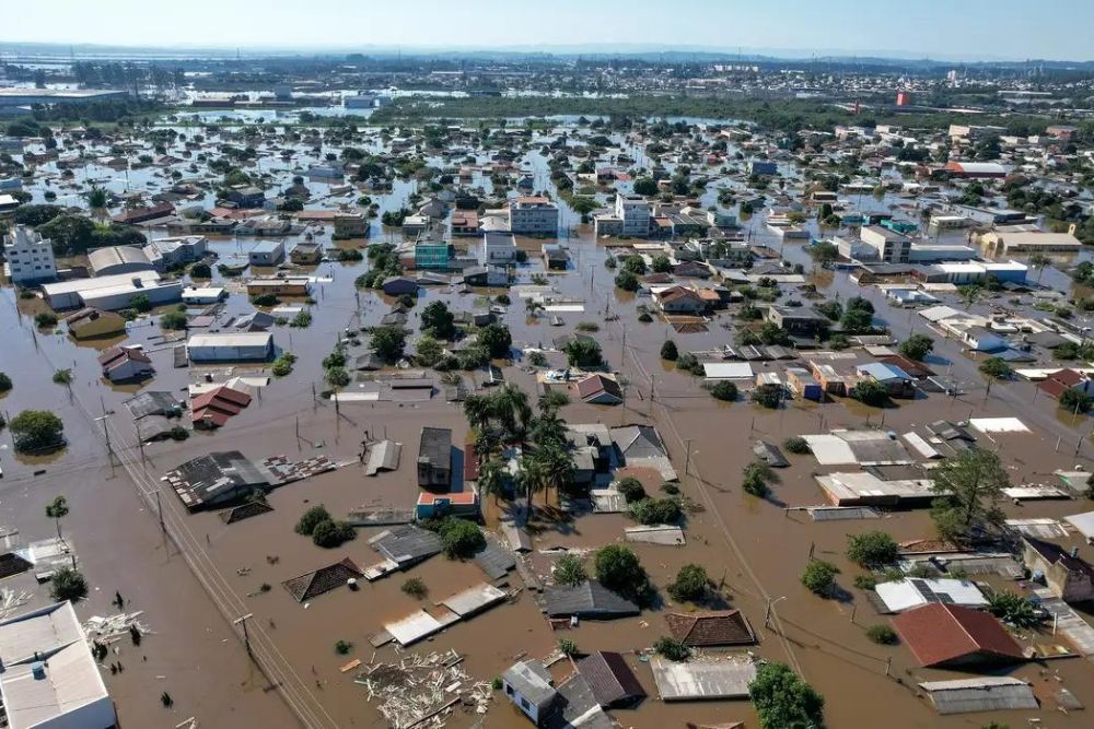 Em Canoas, moradores ilhados pedem comida e &aacute;gua a militares