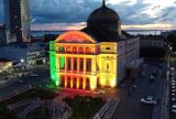 Teatro Amazonas recebe iluminação com cores da bandeira do RS em solidariedade as vítimas da enchente