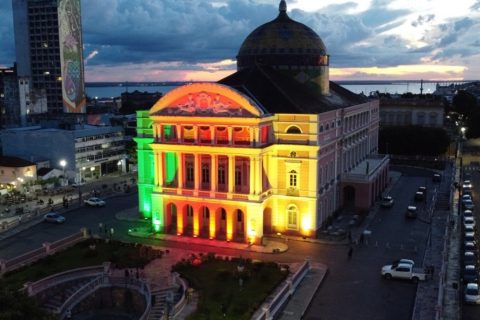 Teatro Amazonas recebe iluminação com cores da bandeira do RS em solidariedade as vítimas da enchente