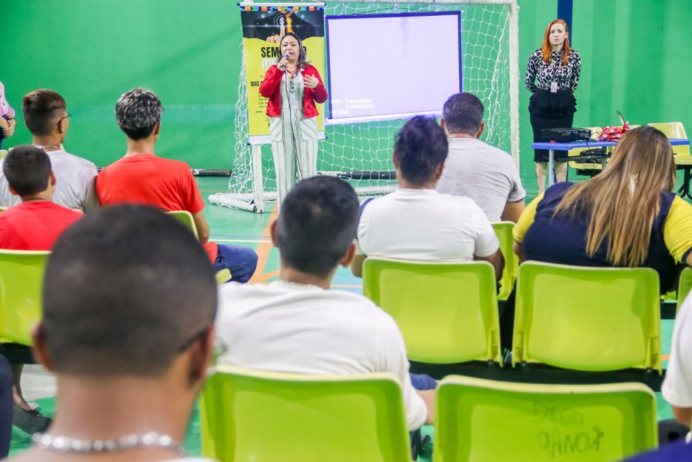 Alunos da EJA recebem orientações de empreendedorismo durante seminário em Manaus Alunos da EJA recebem orientações de empreendedorismo durante seminário em Manaus