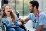 Comissão aprova projeto que assegura acompanhante para pessoas com deficiência durante consulta e internação
