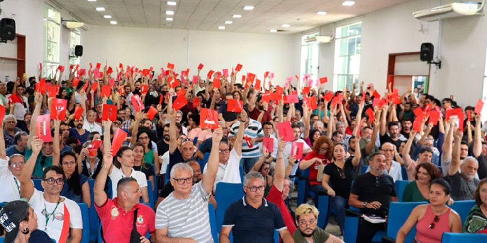 Professores da Ufam rejeitam greve em Assembleia Geral Professores da Ufam rejeitam greve em Assembleia Geral