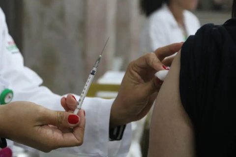 Novas doses da vacina contra Covid-19 são entregues a 12 estados