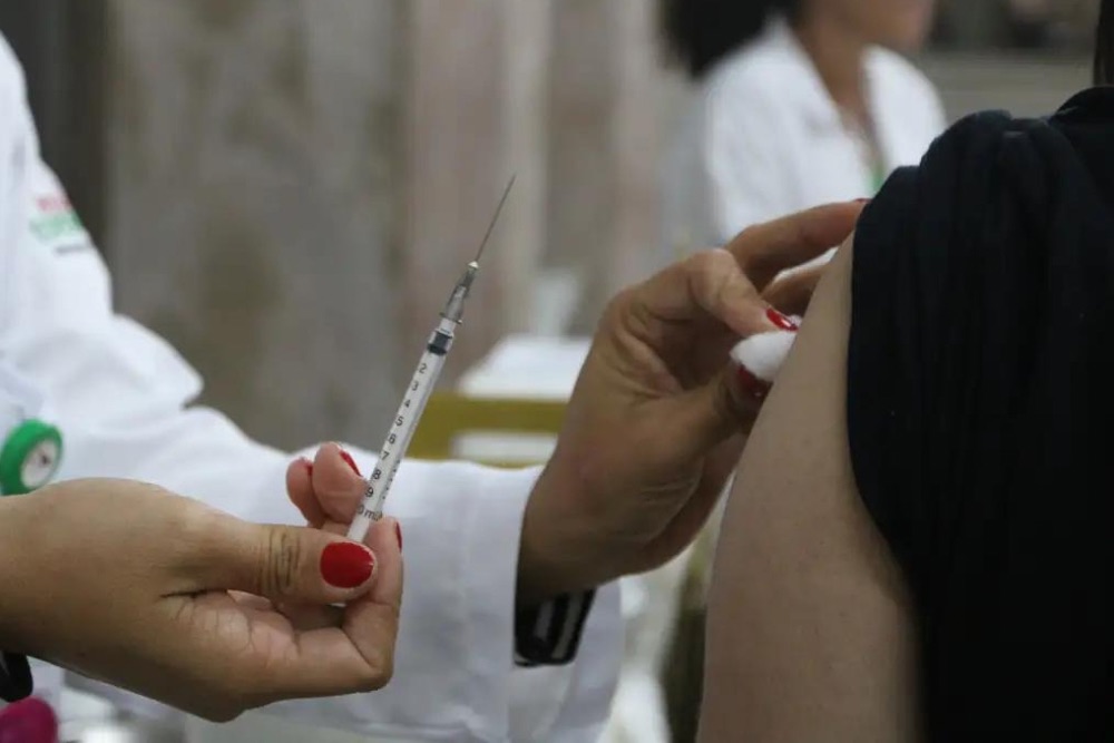 Novas doses da vacina contra Covid-19 são entregues a 12 estados