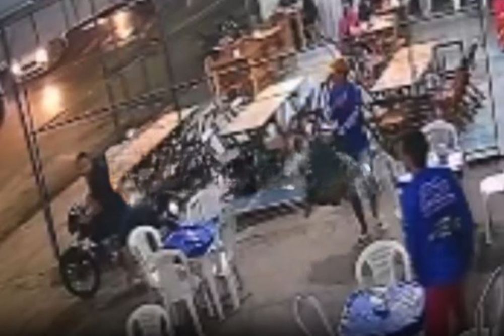 Funcion&aacute;rio de lanchonete &eacute; baleado ap&oacute;s tentar perseguir assaltante no bairro Monte das Oliveiras