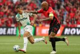 Athletico-PR faz 2 a 0 no Palmeiras e retoma liderança do Brasileirão