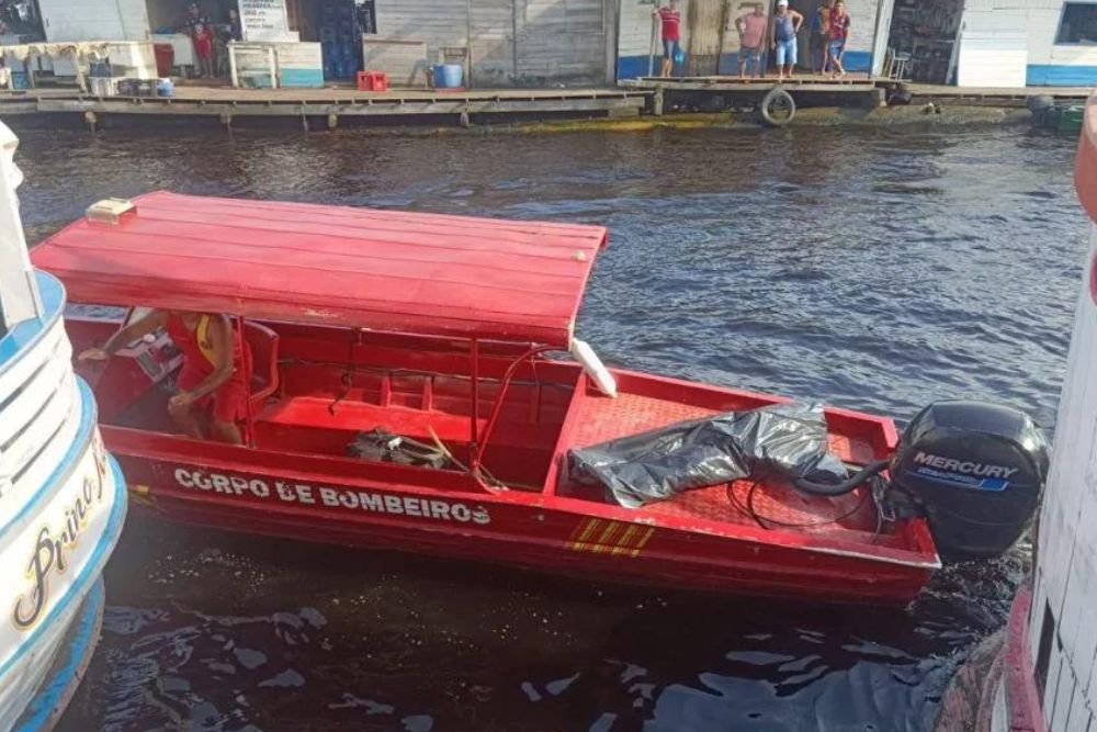 Corpo é encontrado boiando entre barcos na Feira da Panair Corpo é encontrado boiando entre barcos na Feira da Panair