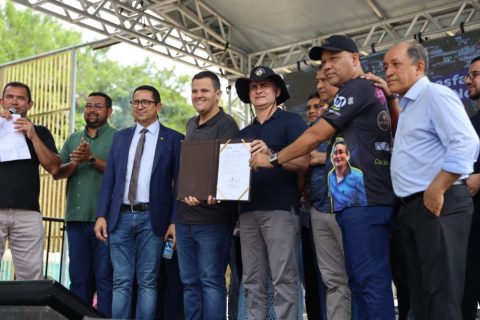 David Almeida assina ordem de serviço para reforma do campo de areia e quadra do Núcleo 16 no bairro Cidade Nova