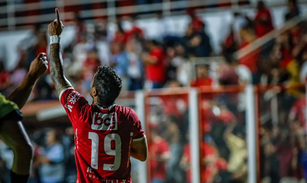Brasileirão Série B: Vila Nova supera Novorizontino por 2 a 1 em Goiânia Brasileirão Série B: Vila Nova supera Novorizontino por 2 a 1 em Goiânia