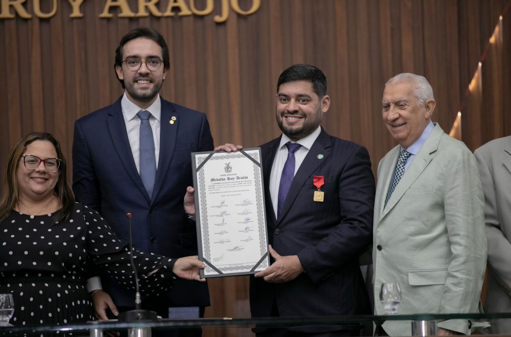 Reitor da UEA recebe Medalha Ruy Araújo na Aleam Reitor da UEA recebe Medalha Ruy Araújo na Aleam