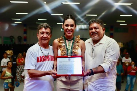 ‘Representou nossa cultura amazônica’, diz Fred Góes ao entregar o Título de Embaixadora do Festival de Parintins à Isabelle Nogueira