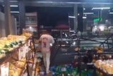 Mulher confunde marchas de carro e invade supermercado no bairro Flores