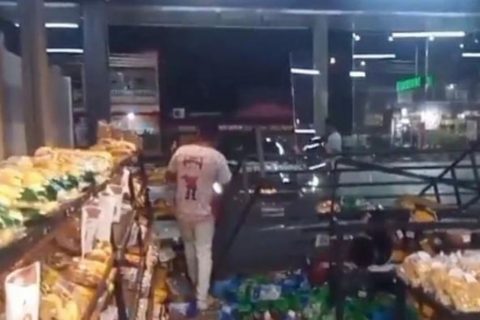 Mulher confunde marchas de carro e invade supermercado no bairro Flores