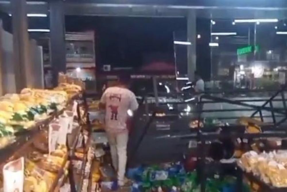 Mulher confunde marchas de carro e invade supermercado no bairro Flores Mulher confunde marchas de carro e invade supermercado no bairro Flores