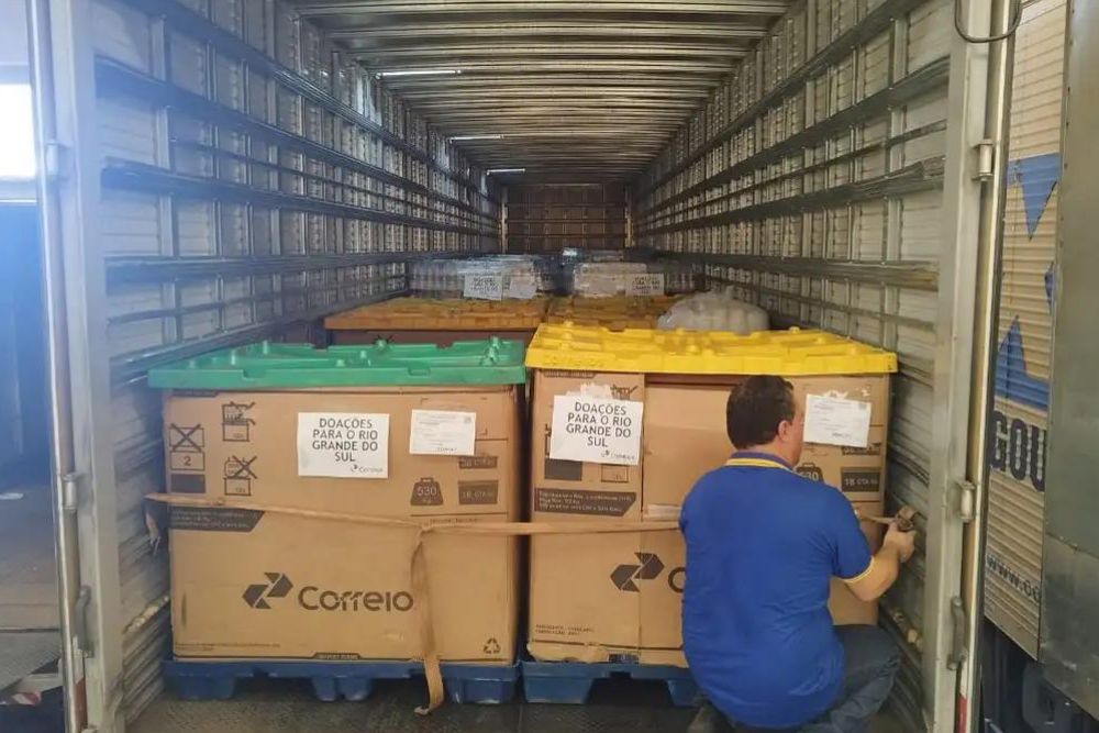 Correios arrecadam mais de 15 mil toneladas de donativos para vítimas do Rio Grande do Sul Correios arrecadam mais de 15 mil toneladas de donativos para vítimas do Rio Grande do Sul