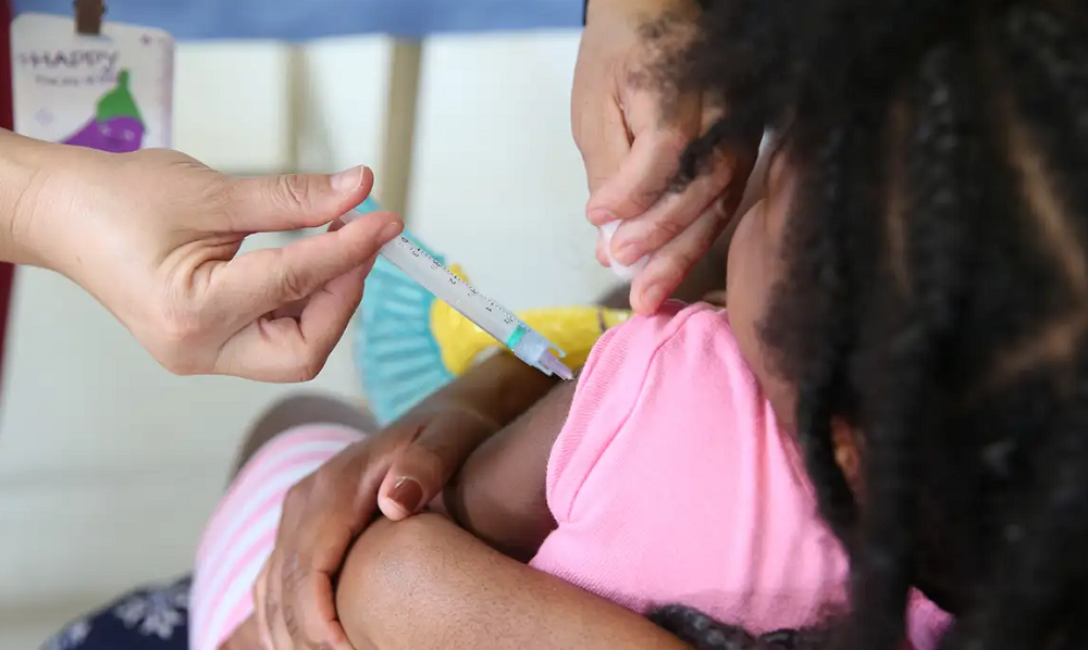 Saúde atualiza gestores e profissionais sobre normas em vacinas Saúde atualiza gestores e profissionais sobre normas em vacinas