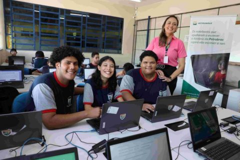Seduc entrega notebooks para escolas contempladas em edital da Petrobras