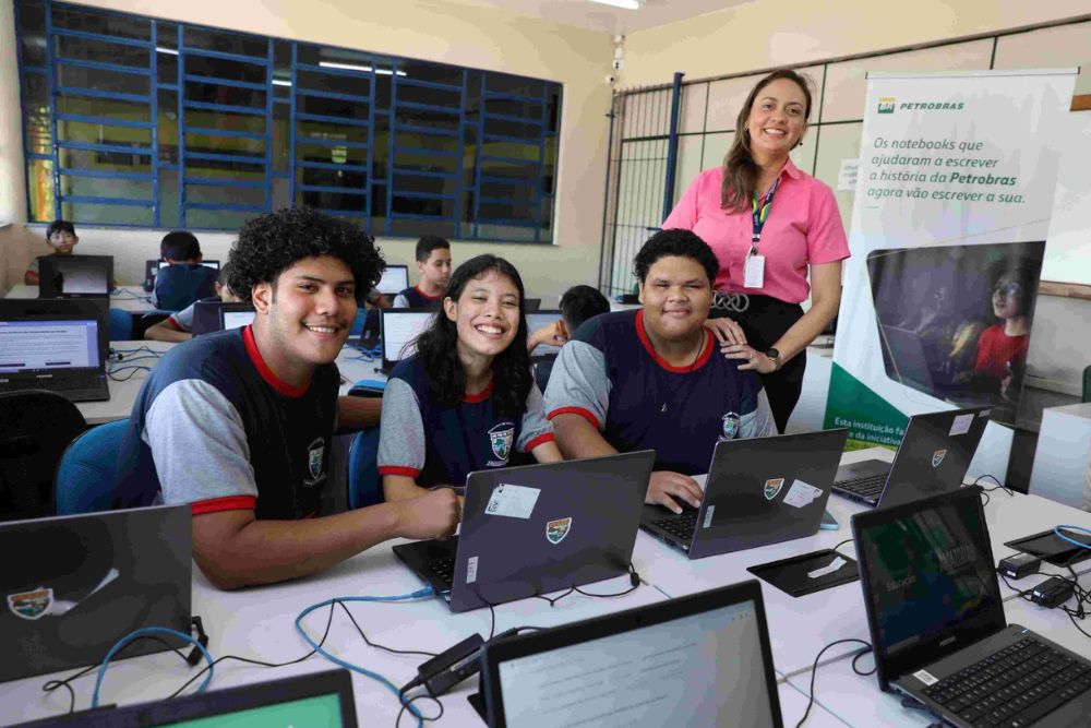 Seduc entrega notebooks para escolas contempladas em edital da Petrobras Seduc entrega notebooks para escolas contempladas em edital da Petrobras