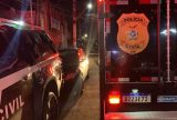 Homem é encontrado morto com facada no peito em casa trancada no bairro Compensa