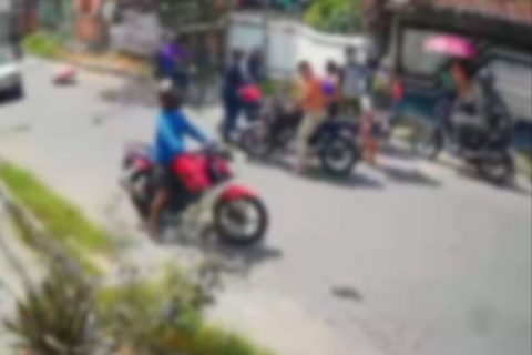Criança é atropelada por motociclista ao atravessar rua em Manaus