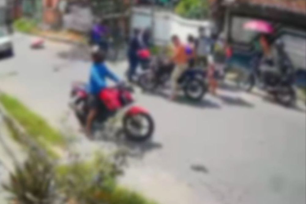 Crian&ccedil;a &eacute; atropelada por motociclista ao atravessar rua em Manaus