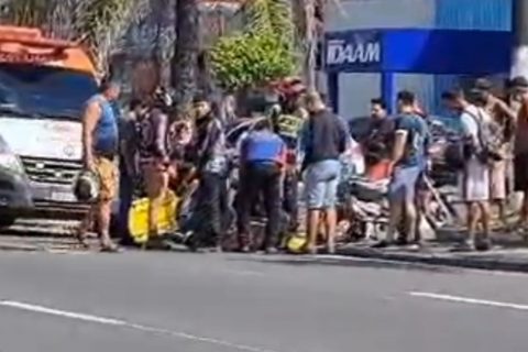 Motociclista fica ferido após colidir com meio-fio na avenida Noel Nutels