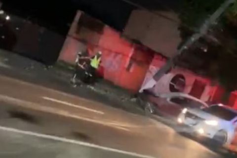 Motorista dorme ao volante e bate contra poste na avenida Efigênio Salles