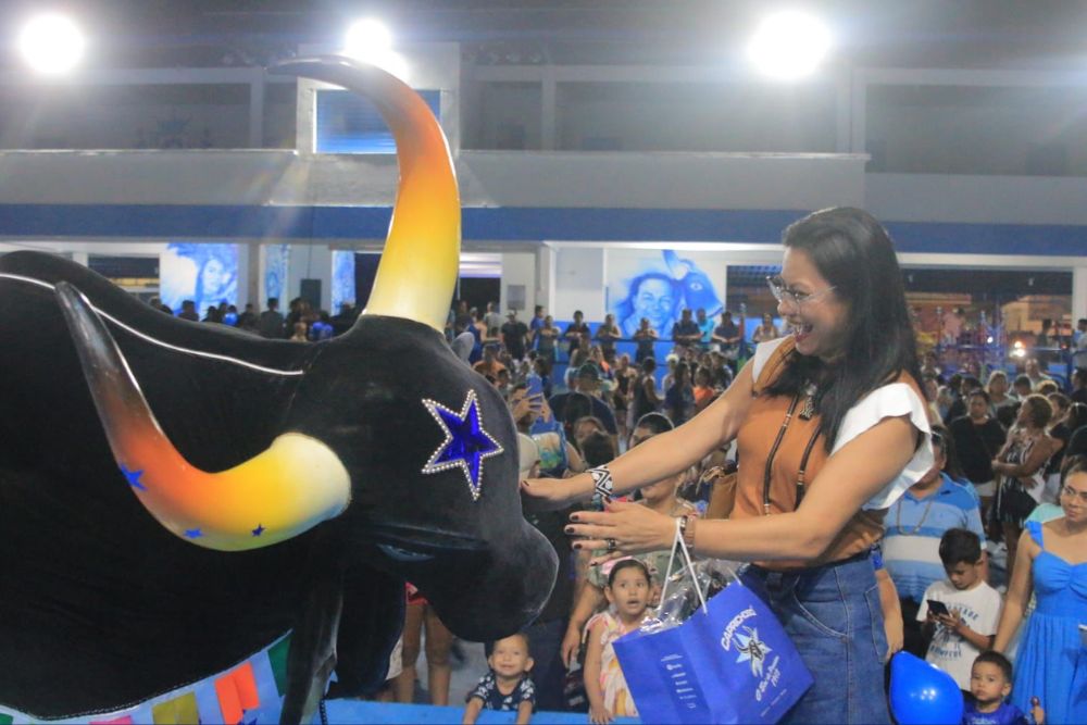 Boi Caprichoso homenageia artista ind&iacute;gena M&aacute;rcia Kambeba durante Tarde Alegre Infantil