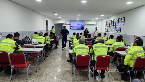 Agentes de trânsito participam de treinamento para otimizar sistema da Zona Azul em Manaus