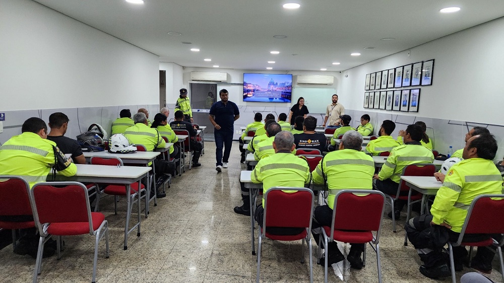 Agentes de tr&acirc;nsito participam de treinamento para otimizar sistema da Zona Azul em Manaus
