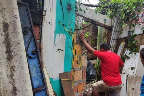 Homem morre esmagado após árvore cair sobre casa durante forte chuva em Manaus