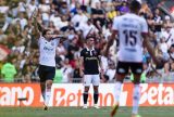 Flamengo aplica goleada histórica no Vasco e vira líder do Brasileirão