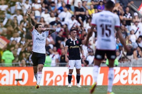 Flamengo aplica goleada histórica no Vasco e vira líder do Brasileirão