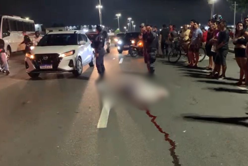 Acidente entre moto e ambul&acirc;ncia deixa motociclista morto e passageira gravemente ferida no bairro Novo Aleixo