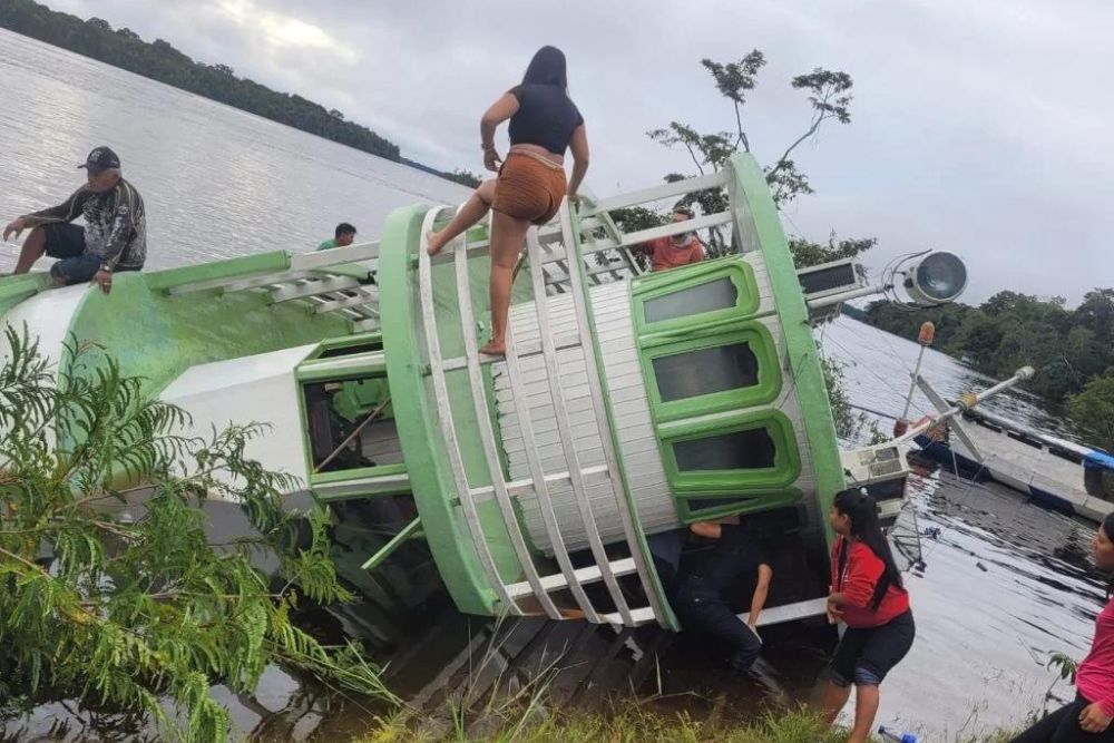 Barco naufraga no munic&iacute;pio de Santa Isabel e passageiros s&atilde;o socorridos por ribeirinhos