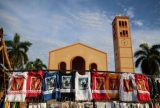 Festival de Parintins: Turistas ficam encantados com ilha dividida em azul e vermelho