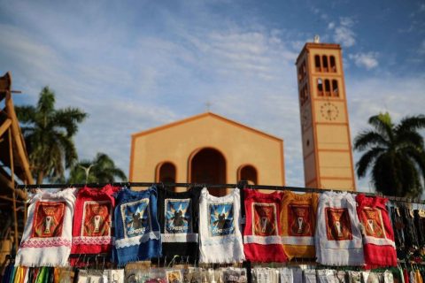 Festival de Parintins: Turistas ficam encantados com ilha dividida em azul e vermelho