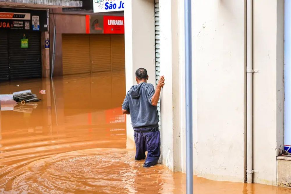 Sobe para 13 número de mortes por leptospirose após cheias no Rio Grande do Sul Sobe para 13 número de mortes por leptospirose após cheias no Rio Grande do Sul