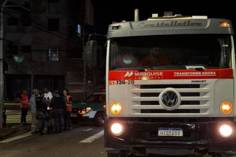 Mulher é atropelada por carro de lixo no bairro Cachoeirinha