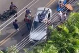 Motociclista é arremessado em cima de carro durante acidente em Manaus