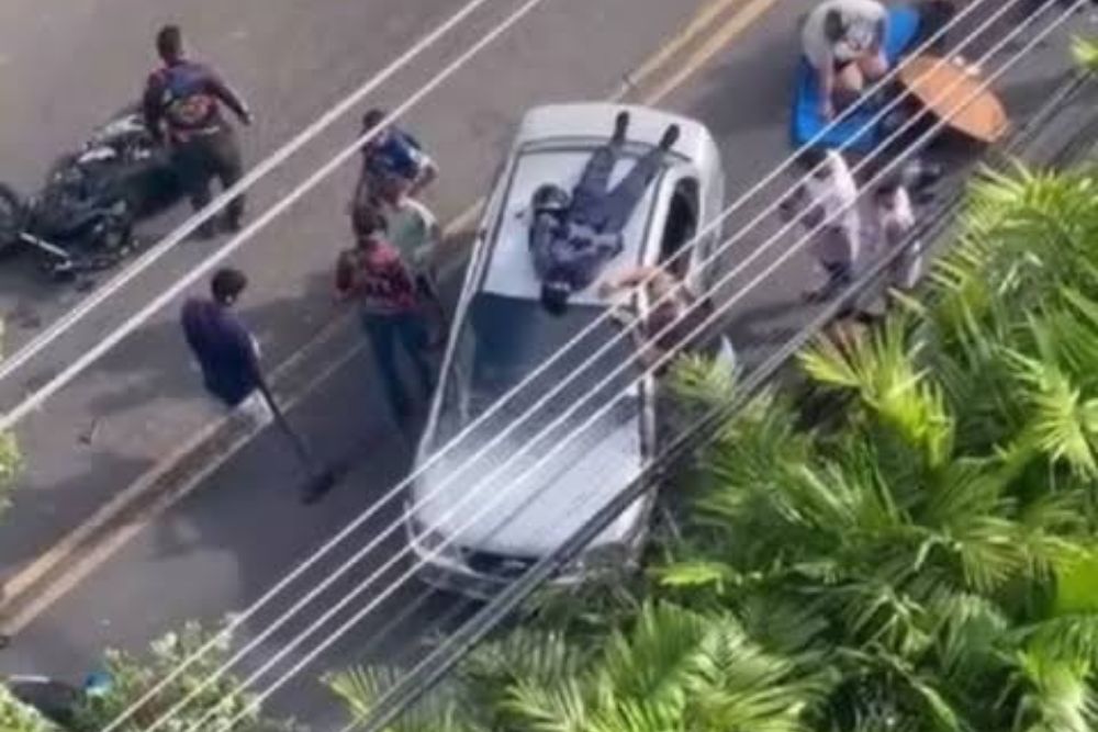 Motociclista é arremessado em cima de carro durante acidente em Manaus Motociclista é arremessado em cima de carro durante acidente em Manaus