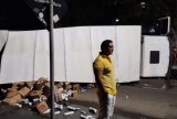Caminhão baú perde controle ao fazer curva e tomba em avenida de Manaus