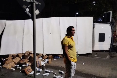 Caminhão baú perde controle ao fazer curva e tomba em avenida de Manaus