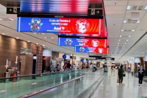 Azul ocupa aeroporto de Viracopos com as cores do Festival de Parintins