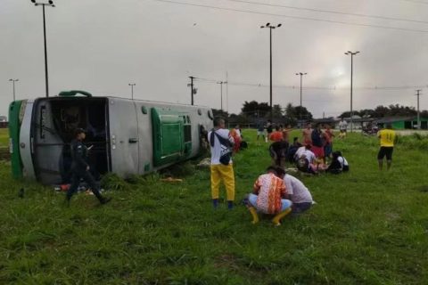 Ônibus com quadrilha do Amazonas tomba na BR-174 e deixa mais de 20 feridos