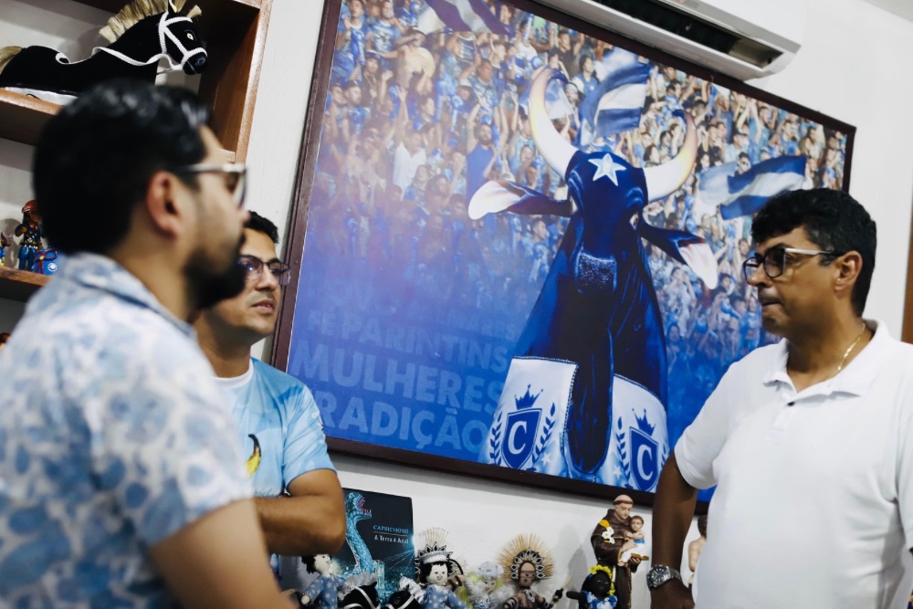 Secret&aacute;rio Marcos Apolo elogia artistas do Caprichoso durante visita ao Galp&atilde;o do bumb&aacute;: &ldquo;Parab&eacute;ns pelo trabalho extraordin&aacute;rio&rdquo;